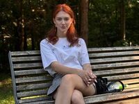 cam girl playing with vibrator KiraBless