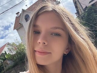 camslut fingering pussy ChloeFruye