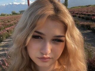 beautiful girl webcam CloudyFox