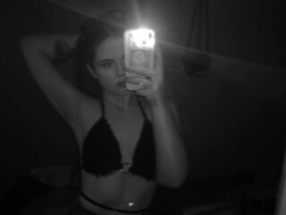 cam girl playing with vibrator DoloresHuesing
