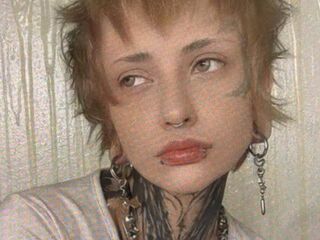 naughty cam girl fingering shaved pussy JulianeVerdier