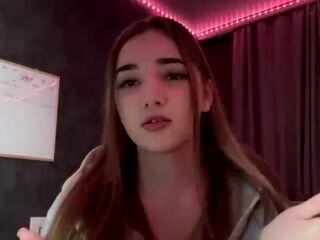 camgirl playing with vibrator LaurynKendell
