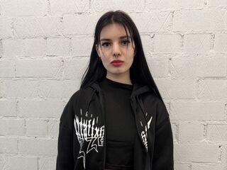 girl showing tits MaryettaBurgees